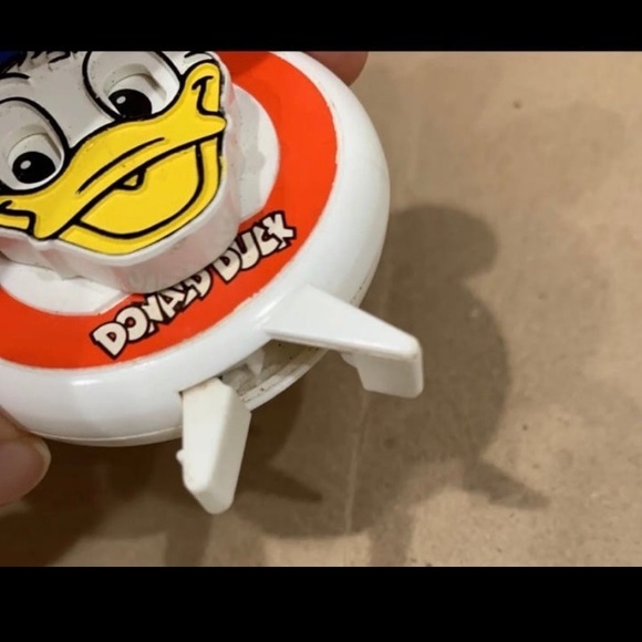 RARE VINTAGE DISNEY DONALD DUCK TOYBOX PIN CLIP CLICKING TOY EYES MOVE - Picture 4 of 4